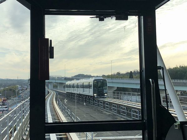 芸大通駅停車中（反対列車との交換）