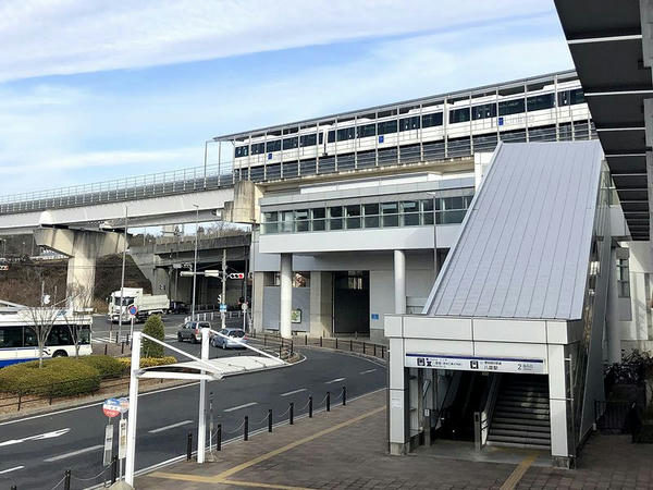 愛知環状鉄道八草駅から見た愛知高速交通八草駅