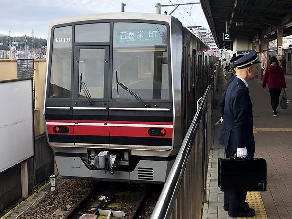 尾張瀬戸駅に停車中の栄町市普通列車