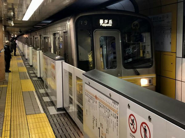 栄駅に入ってくる藤が丘行き普通列車