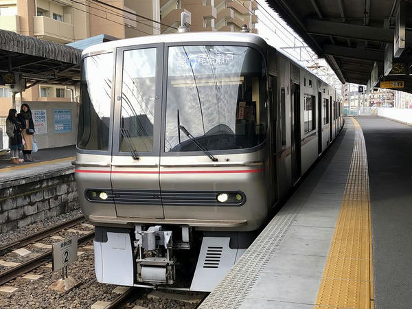 新瀬戸駅に入ってくる尾張瀬戸行き急行列車