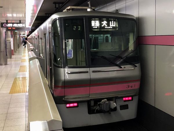 平安通駅に停車中の犬山行き普通列車