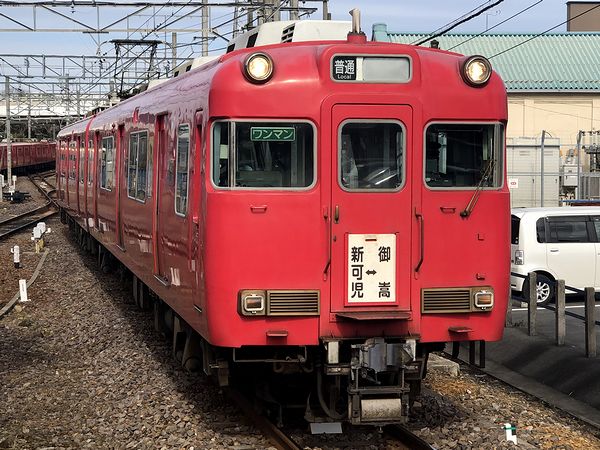 可児駅に入ってくる御嵩行き普通列車