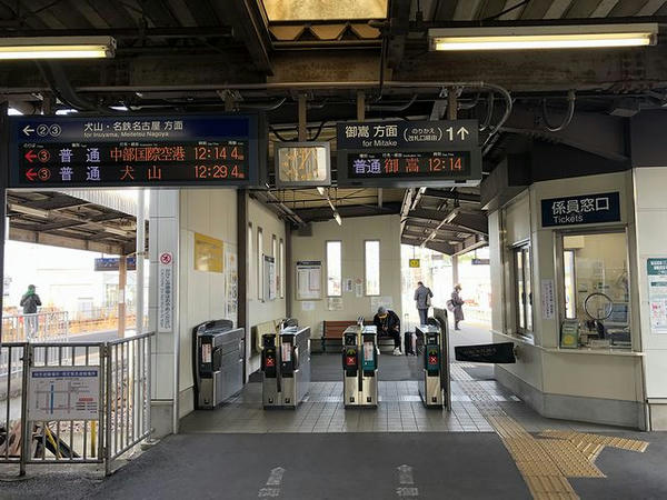 新可児駅の中間改札口付近