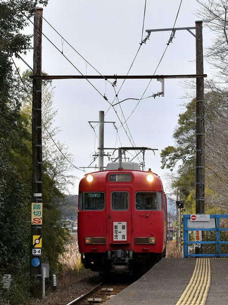 木製架線柱と御嵩駅に入ってくる折返し新可児行き普通列車