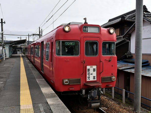 御嵩駅に停車中の新可児行き普通列車