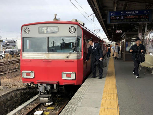 新可児駅に停車中の中部国際空港行き普通列車