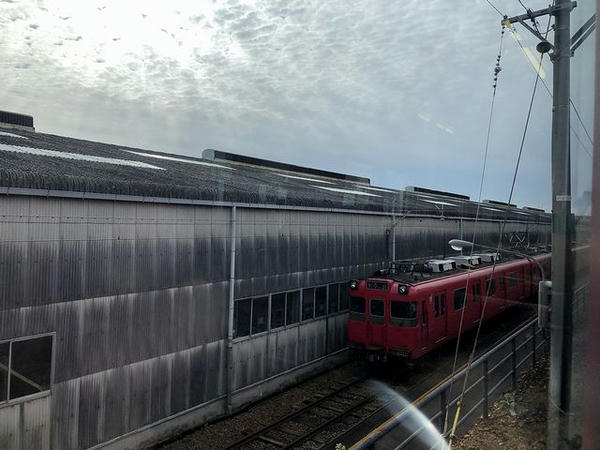 富岡前駅－犬山駅間（犬山検車区の建物と豊田線用車両）