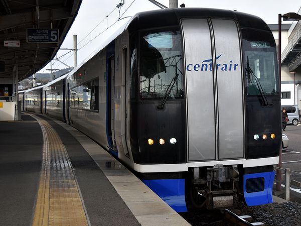 新鵜沼駅に停車中の中部国際空港行き特急ミュースカイ