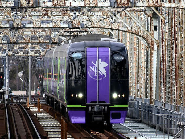 エヴァンゲリオン塗装の2000系回送列車