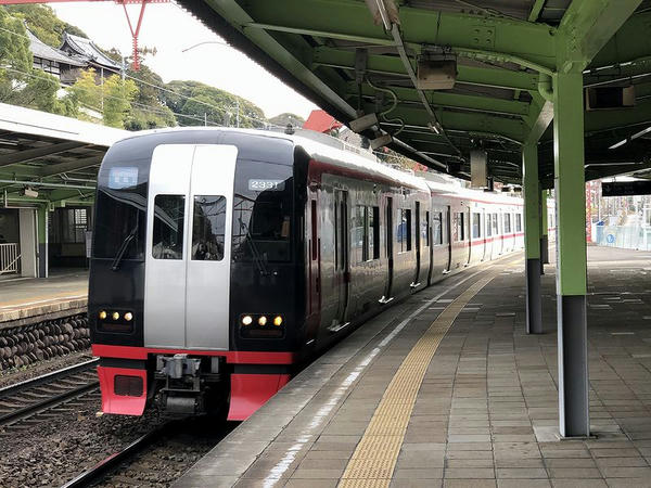 犬山遊園駅に入ってきた新鵜沼行き快速特急列車
