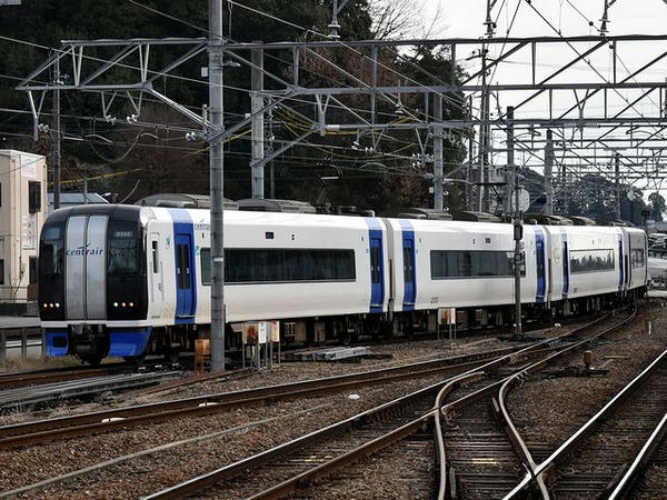 新鵜沼駅に入ってくる中部国際空港行き特急ミュースカイ