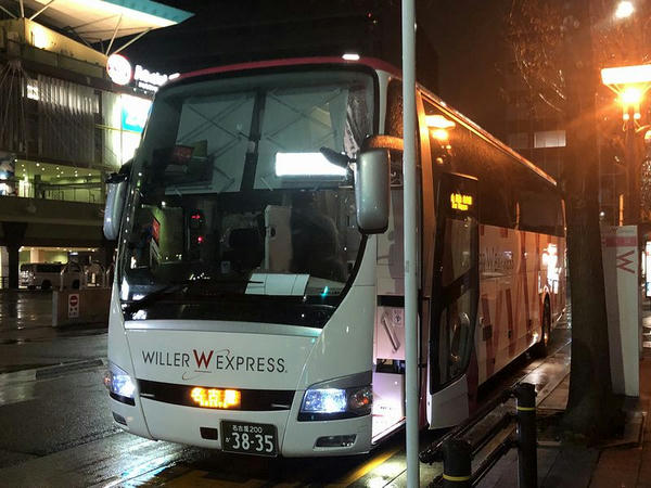 金山駅北口に停車中のウィラーエクスプレスT351便