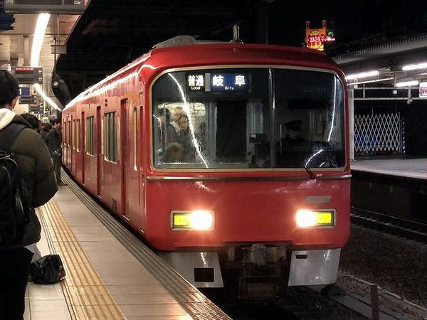 金山駅に入ってくる名鉄岐阜行き普通列車