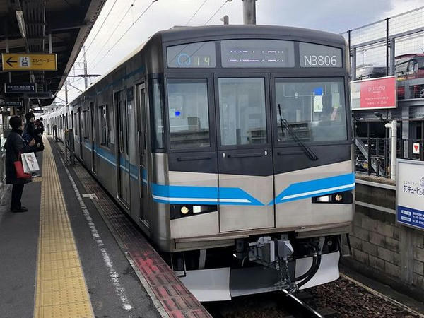 梅坪駅に入ってくる上小田井行き普通列車