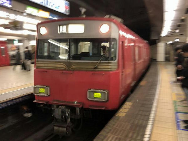 名鉄名古屋駅に入ってくる内海行き特急列車