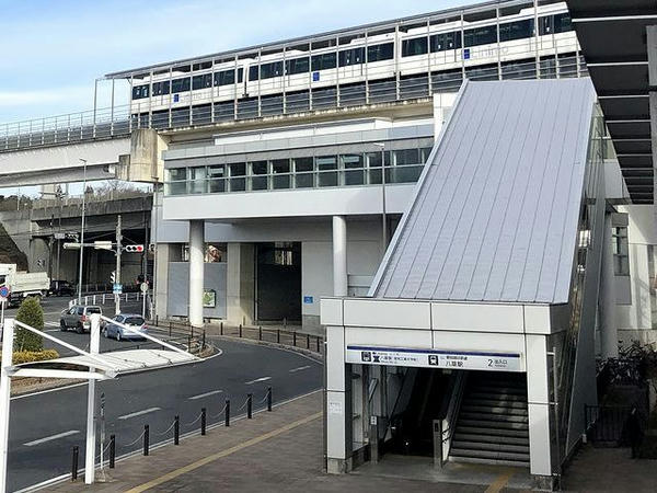 リニモ八草駅と停車中の藤が丘行き普通列車