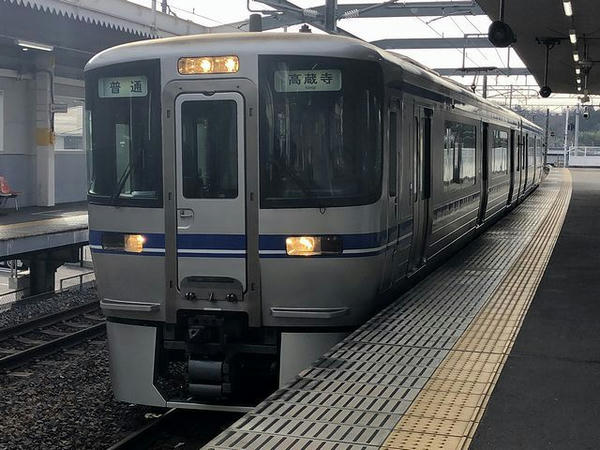 八草駅に入ってくる高蔵寺行き普通列車
