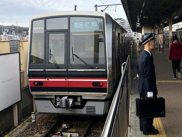 尾張瀬戸駅に停車中の栄町市普通列車