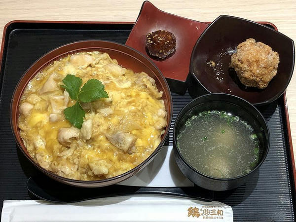 鶏三和サカエチカ店の三和の純鶏名古屋コーチン親子丼しょうゆ麹唐揚げセット（1120円＋税）