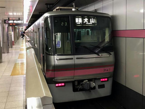 平安通駅に停車中の犬山行き普通列車