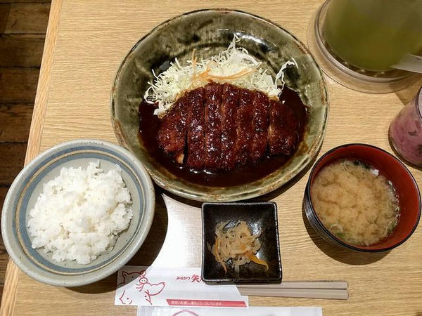 矢場とん中部国際空港店のロースとんかつ定食（1300円）