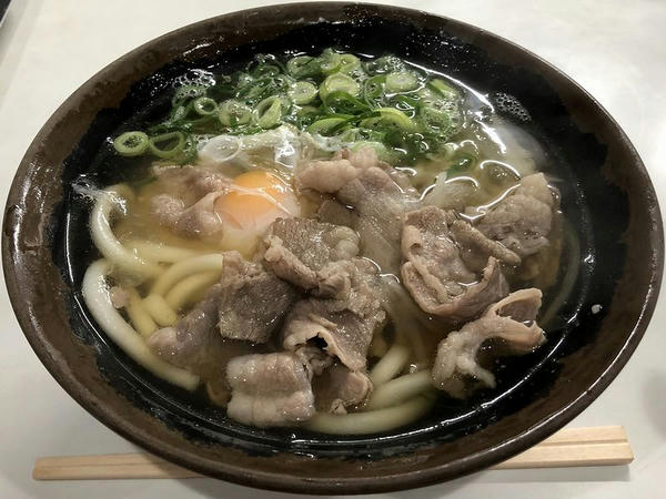 肉うどん 370円 ＋ 生玉子 50円