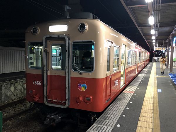 武庫川団地前駅に停車中の武庫川行き普通列車