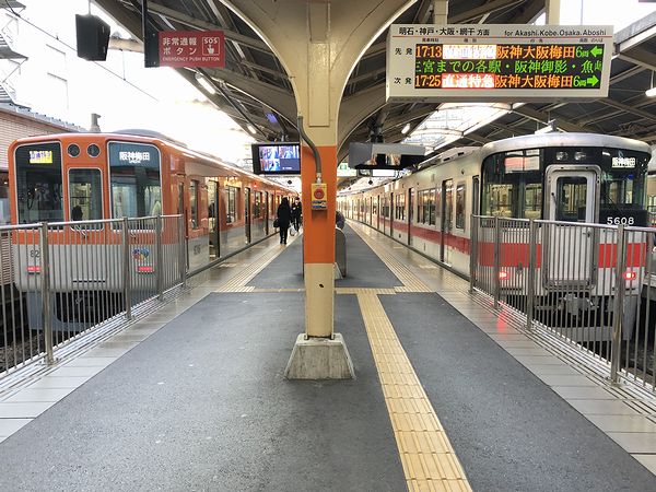 山陽姫路駅に停車中の大阪梅田行き直通特急列車