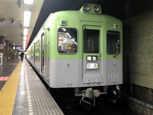新開地駅に停車中の粟生行き普通列車