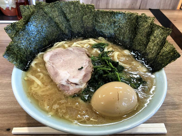 横濱ラーメン 並 720円 ＋ 味付半熟玉子 100円 ＋ 海苔増し（5枚） 100円