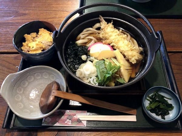 本日のおすすめセットメニュー（えび天入りたけのことわかめの煮込みうどん＋ミニ親子丼・大盛） 1150円