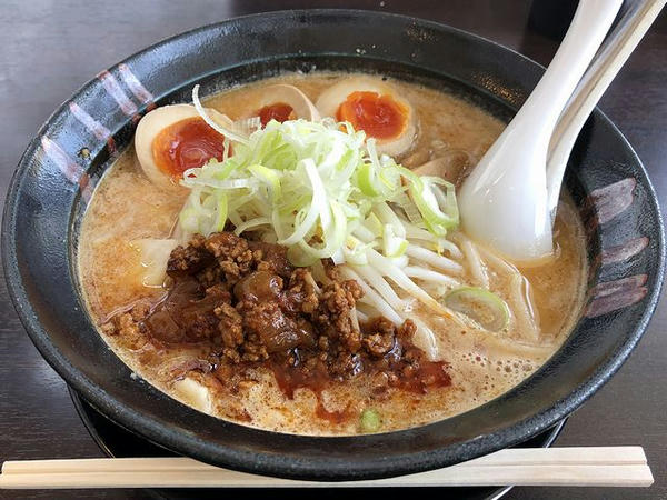 辛味噌ラーメン（麺小盛） 840円 ＋ 那須御用卵の味玉 ガチャガチャ4等で100円