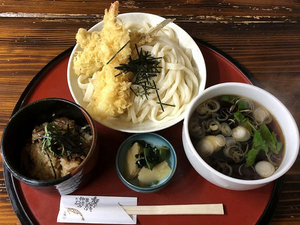 本日のおすすめセットメニュー（えびとはぜの天ぷらうどん（つけ汁）＋ミニあさりごはん）うどん大盛り 1100円