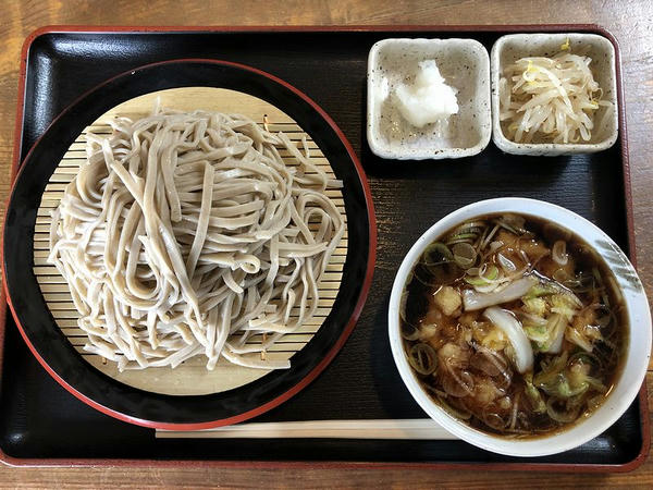 冷やしかき揚げ 野菜のかき揚げ（そば・大盛） 800円