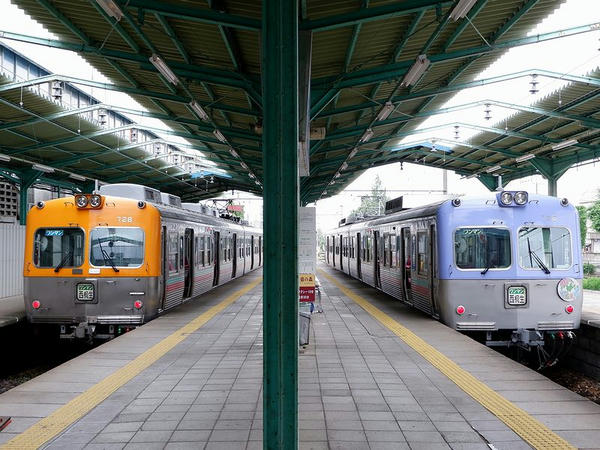 前橋中央駅のホームで並ぶ列車