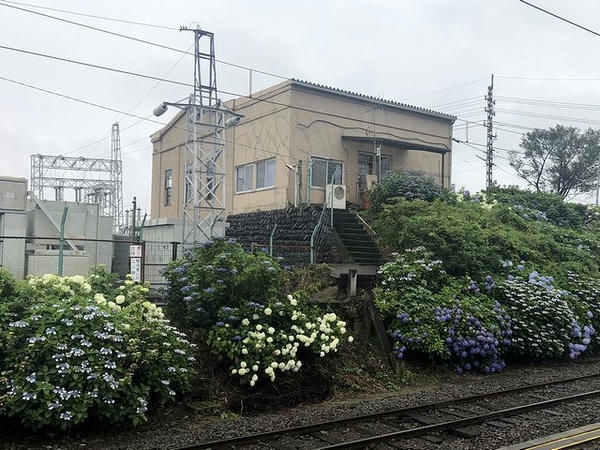 ホームから撮った変電所