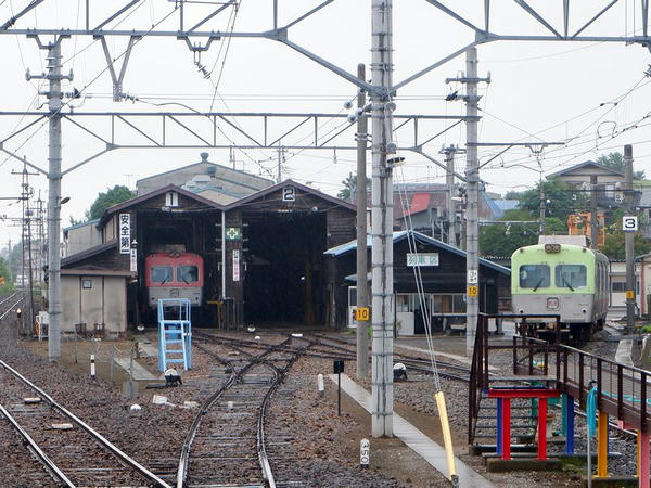 ホームから望遠で撮った電車庫