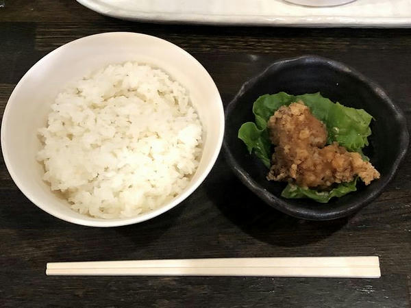 サービスのライスと小鉢（鶏唐揚げ）