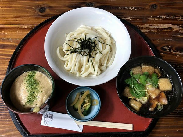 本日のおすすめセットメニュー（とり肉のつけ汁うどん＋とろろめし） 880円