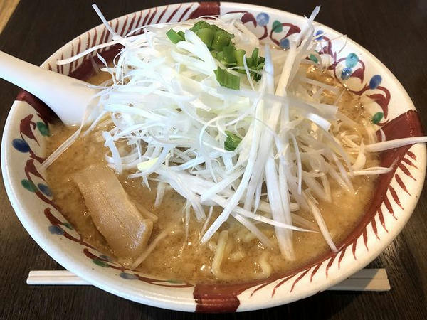 ねぎ味噌麺（白ねぎ） 825円