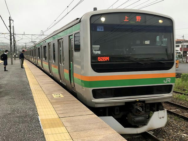 某駅に入ってくる上野行き普通列車