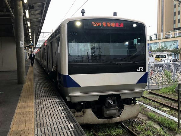 小山駅に停車中の水戸行き普通列車