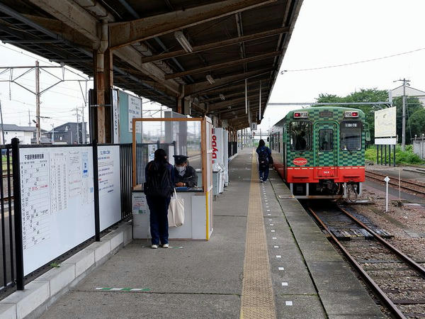 真岡鐵道乗り場（下館駅1番線ホーム）と下館駅に停車中の茂木行き普通列車