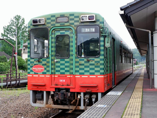 茂木駅に停車中の下館行き普通列車