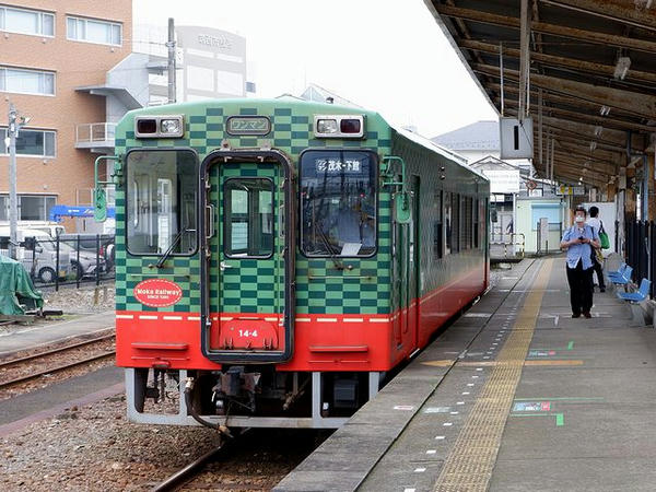 下館駅に到着した普通列車
