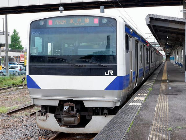 下館駅に停車中の小山駅普通列車