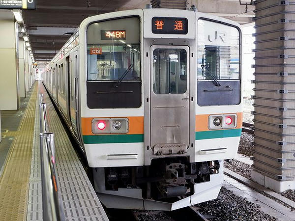 小山駅に停車中の高崎行き普通列車