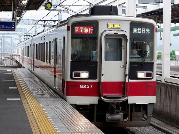 栃木駅に入ってくる東武日光行き区間急行列車