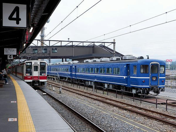 SL大樹用の14系客車と停車中の東武日光行き普通列車（6050系）